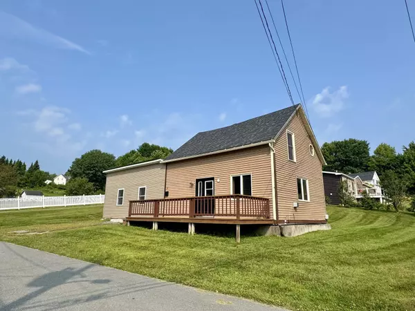 73 Pond ST, Newport City, VT 05855
