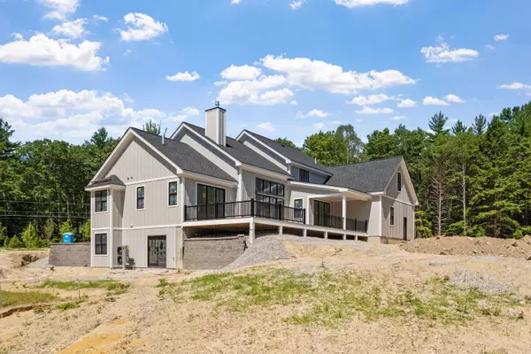 Meredith, NH 03253,39 Lake Country RD