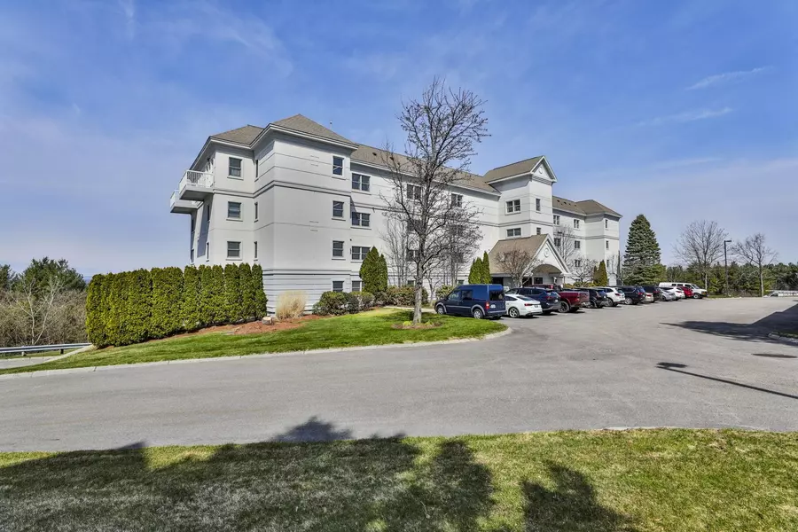 16 Mountain Laurels DR #402, Nashua, NH 03062