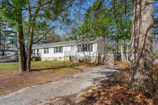 10B Whittier DR, Seabrook, NH 03874