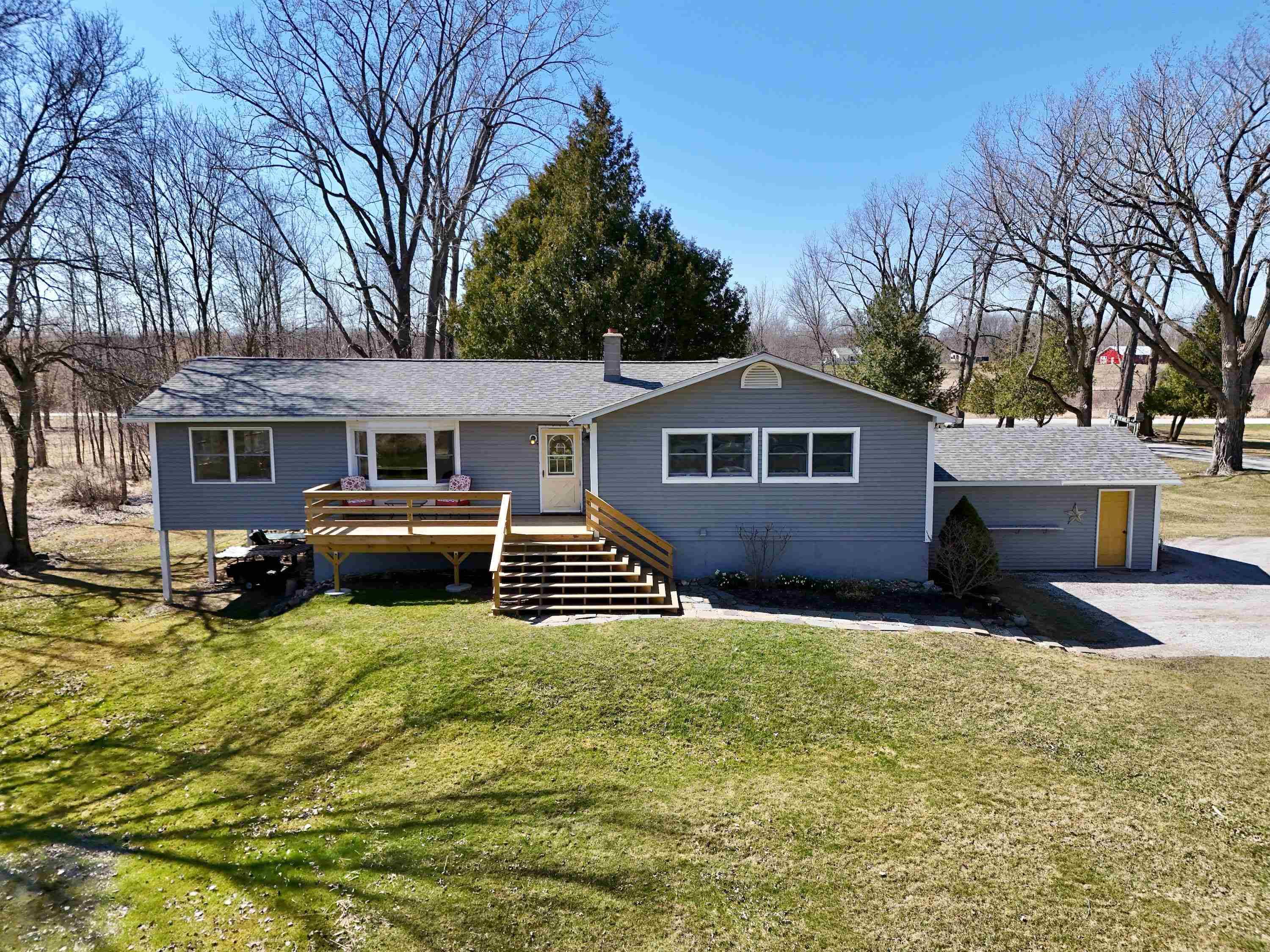 38 Holiday Point RD, North Hero, VT 05474