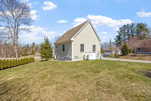 Laconia, NH 03246,9 Memory LN