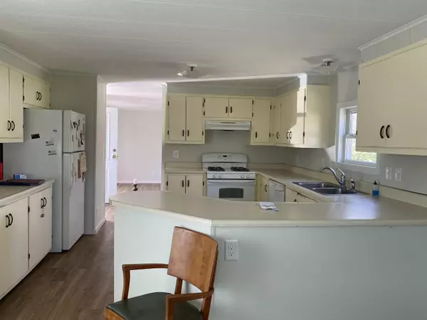 Seabrook, NH 03874,98 Lillian AVE
