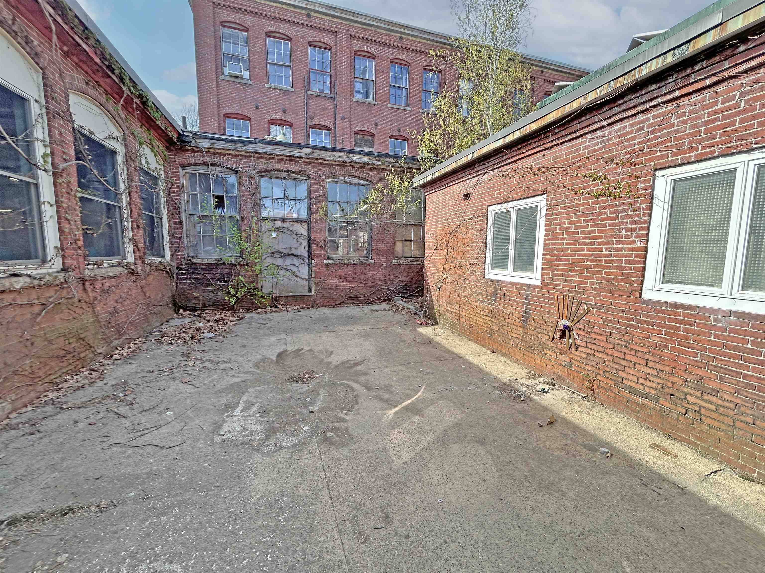Portsmouth, NH 03801,865 Islington ST