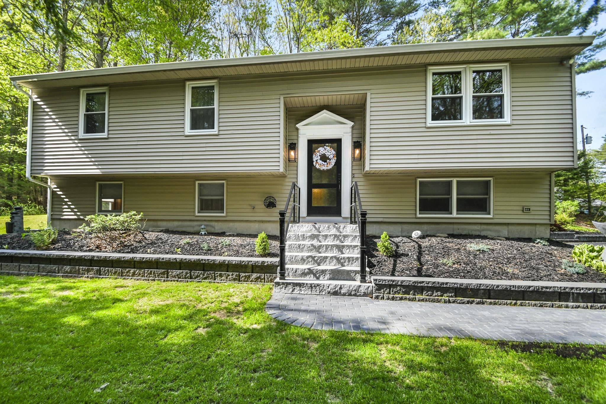 4 Tamarack LN, Raymond, NH 03077