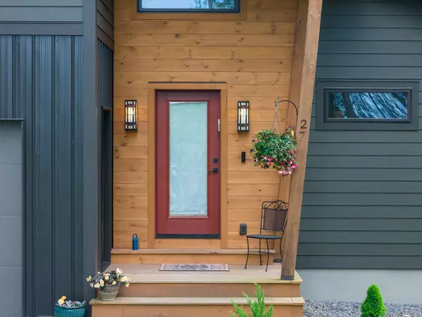 Essex, VT 05452,27 Hanley LN