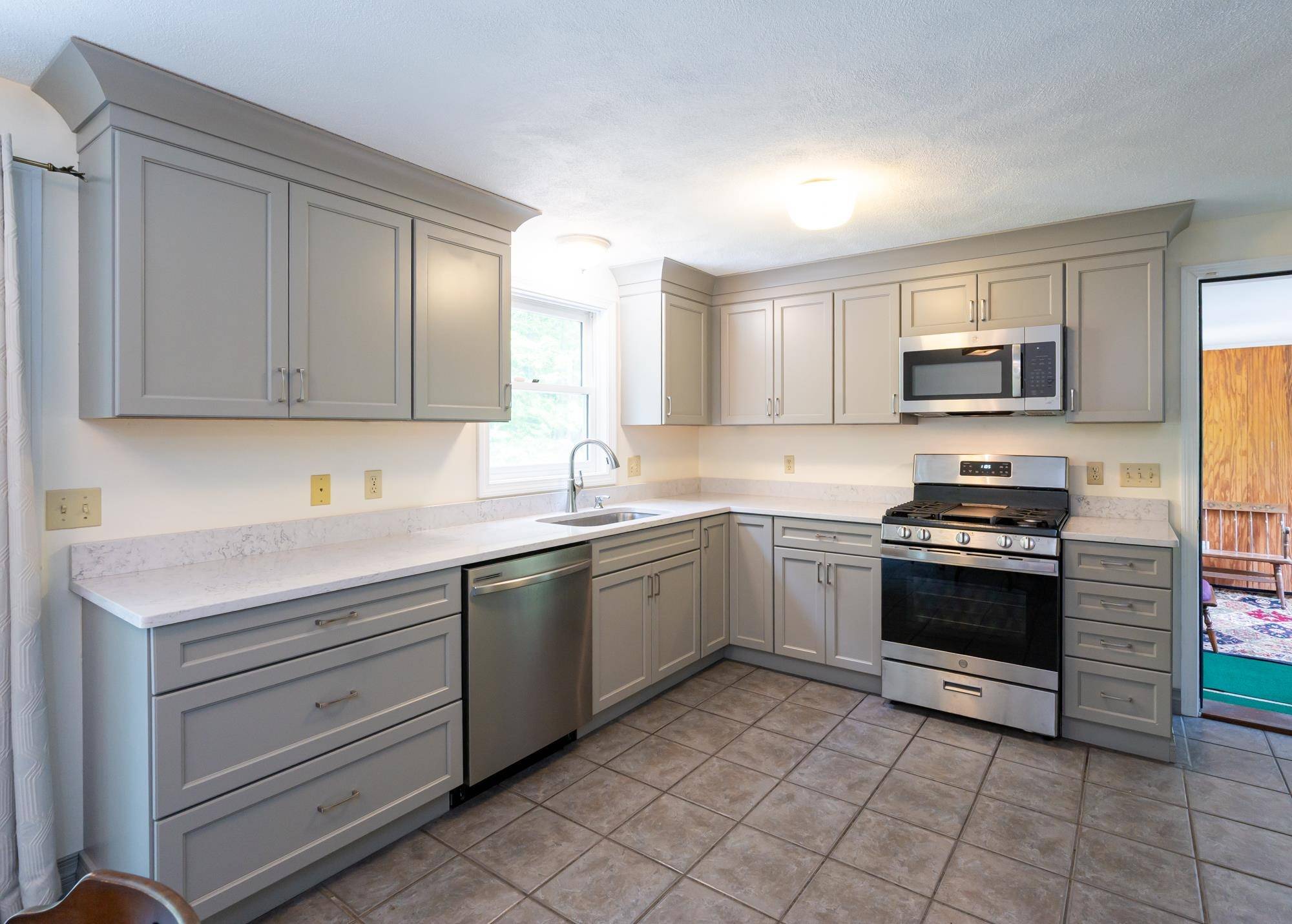 Sandown, NH 03872,16 Giordani LN