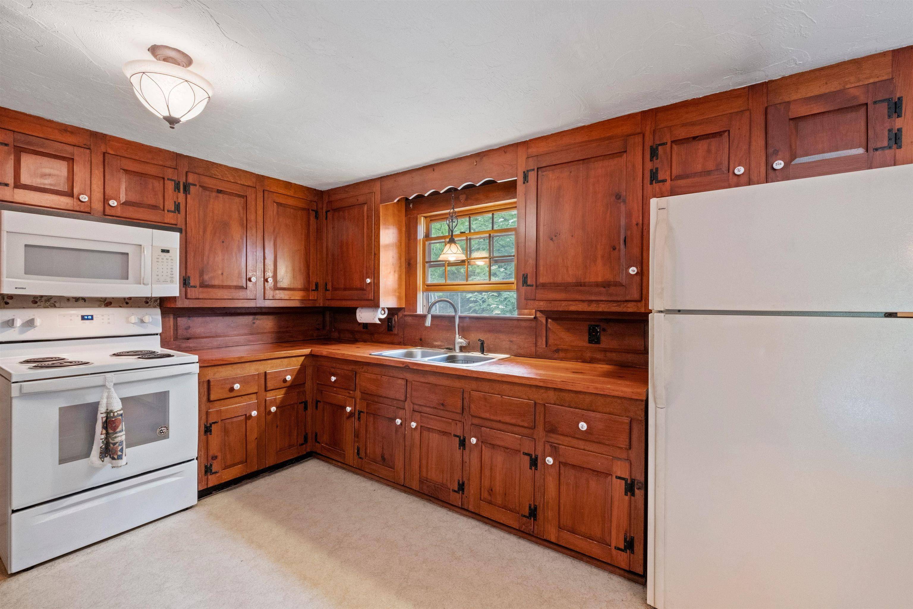 Hopkinton, NH 03229,1542 Clement Hill RD