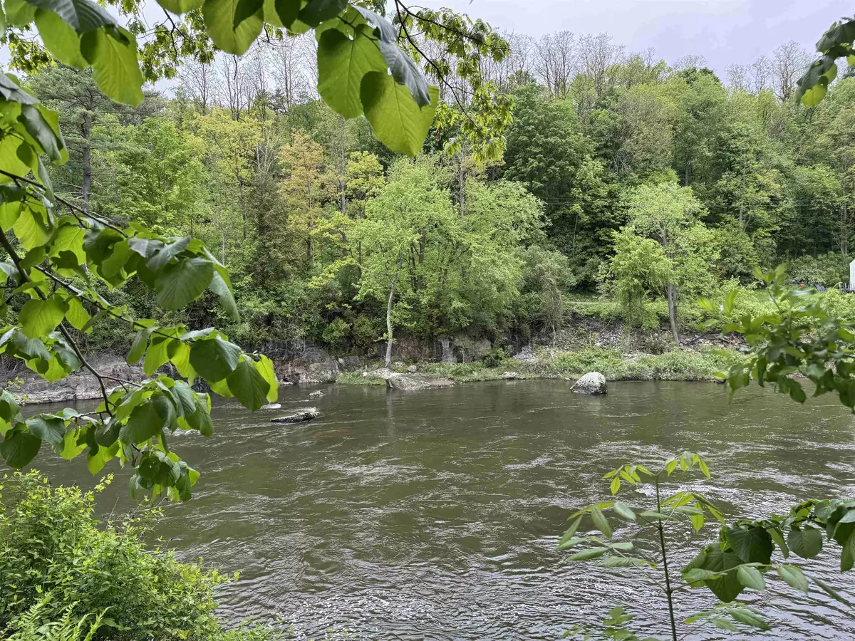 Milton, VT 05468,7 River ST #5