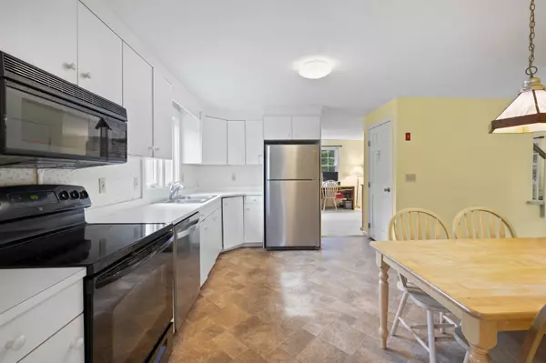 East Kingston, NH 03827,6 Robin LN