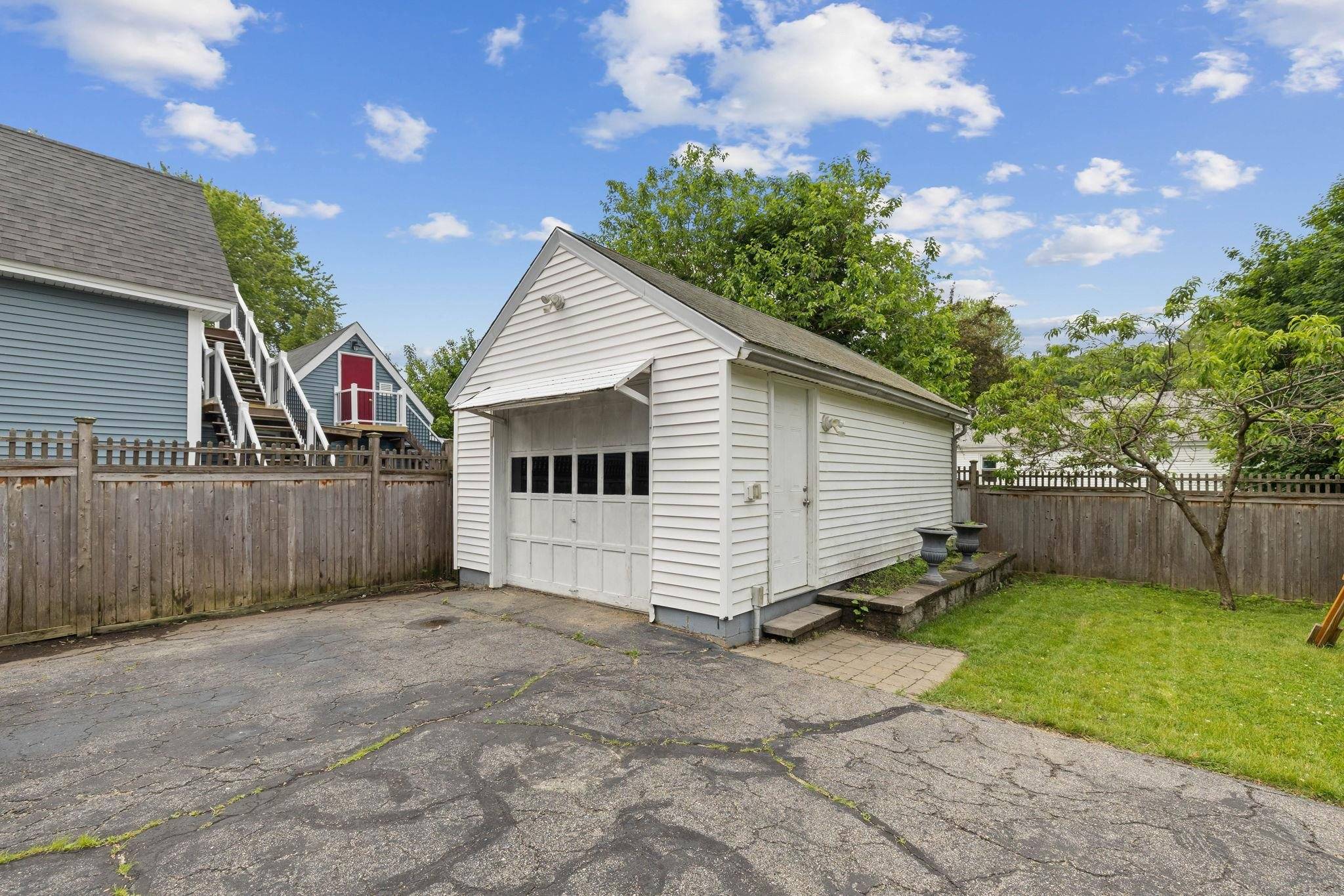Manchester, NH 03102,384 Bartlett ST