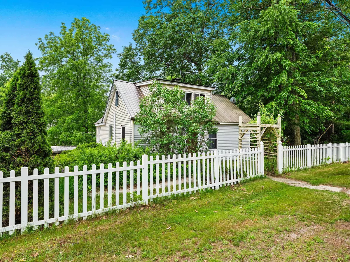 Chester, NH 03036,648 Raymond RD