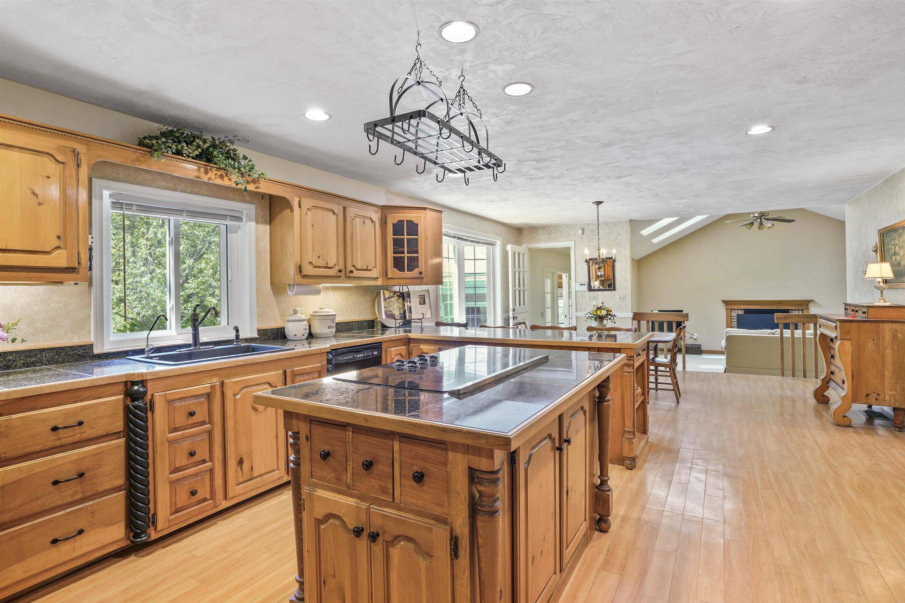 Bedford, NH 03110,30 Weymouth DR
