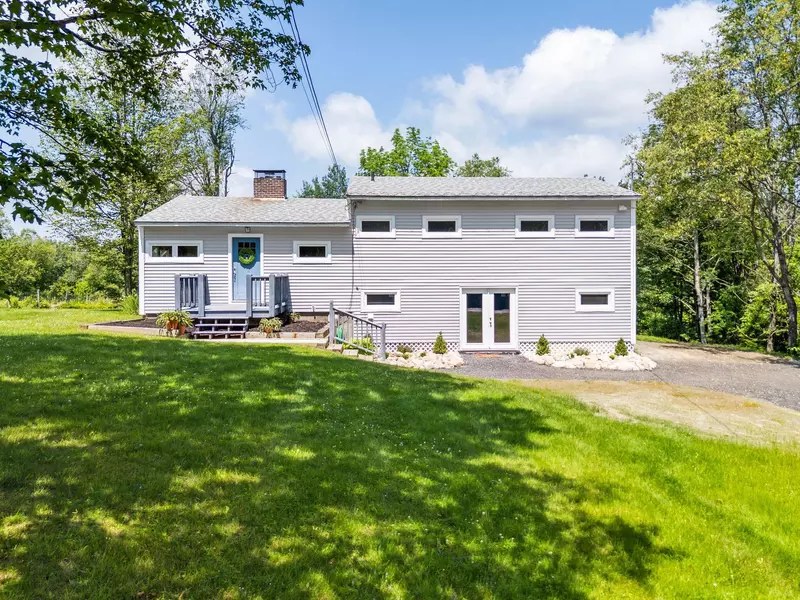 626 County RD, New London, NH 03257