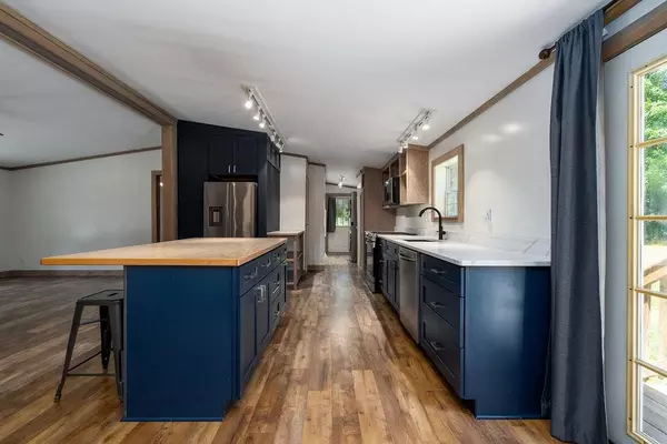 Hopkinton, NH 03229,10 Stacey DR