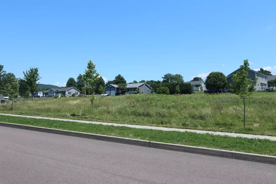 3 Dustin DR, Milton, VT 05468