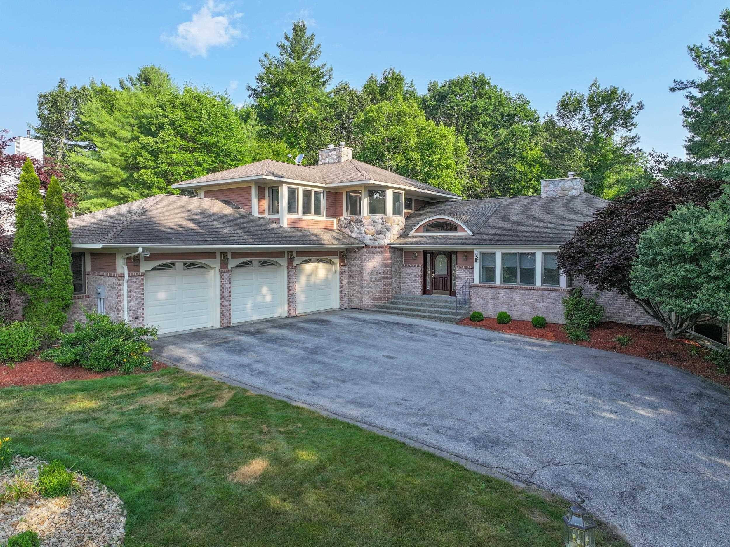 27 Tanglewood DR, Nashua, NH 03062