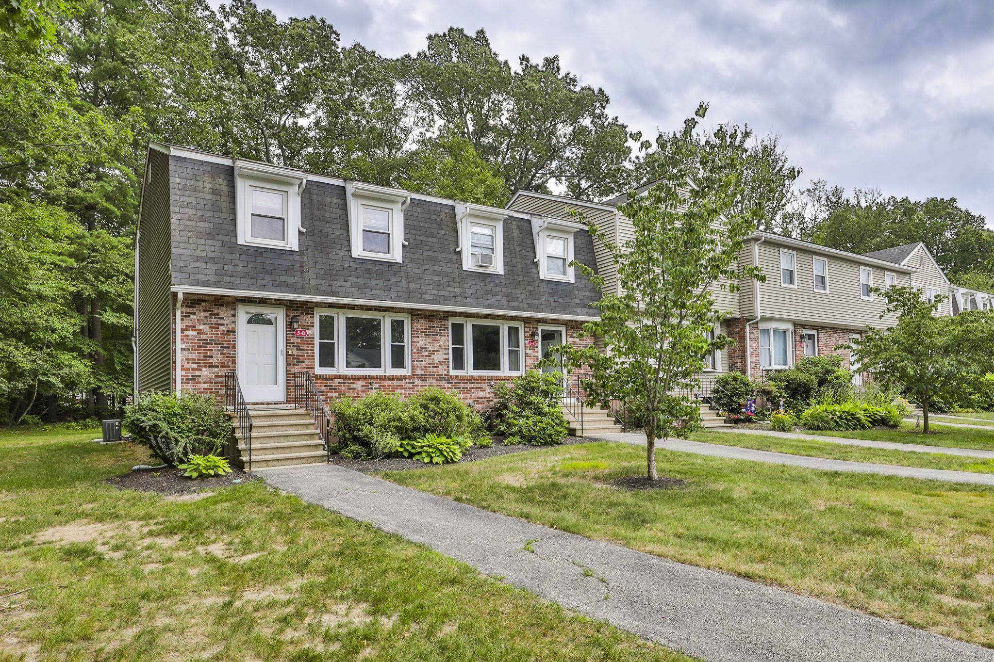 5 Oakwood LN #8, Goffstown, NH 03045