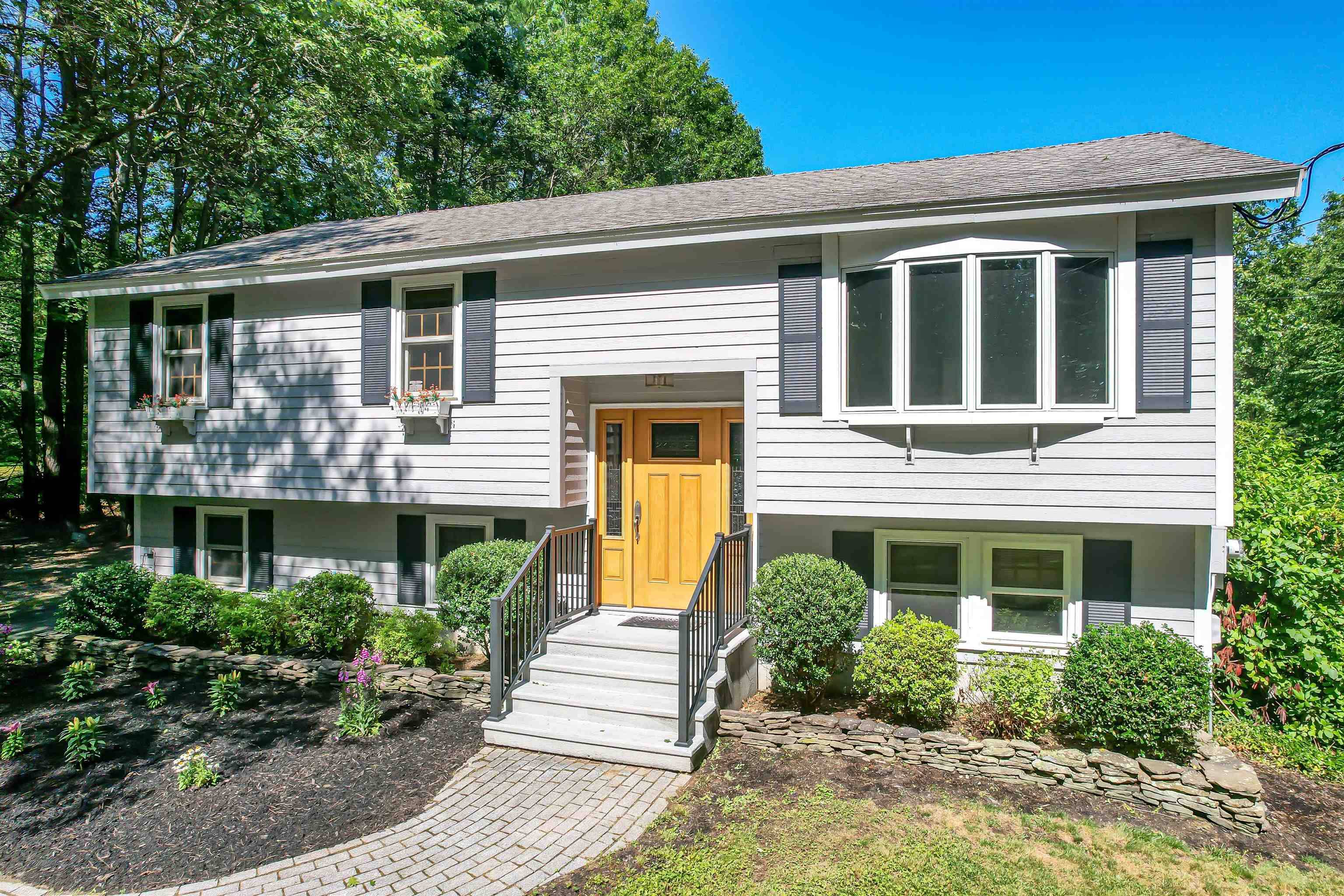 8 Phoenix DR, Kingston, NH 03848