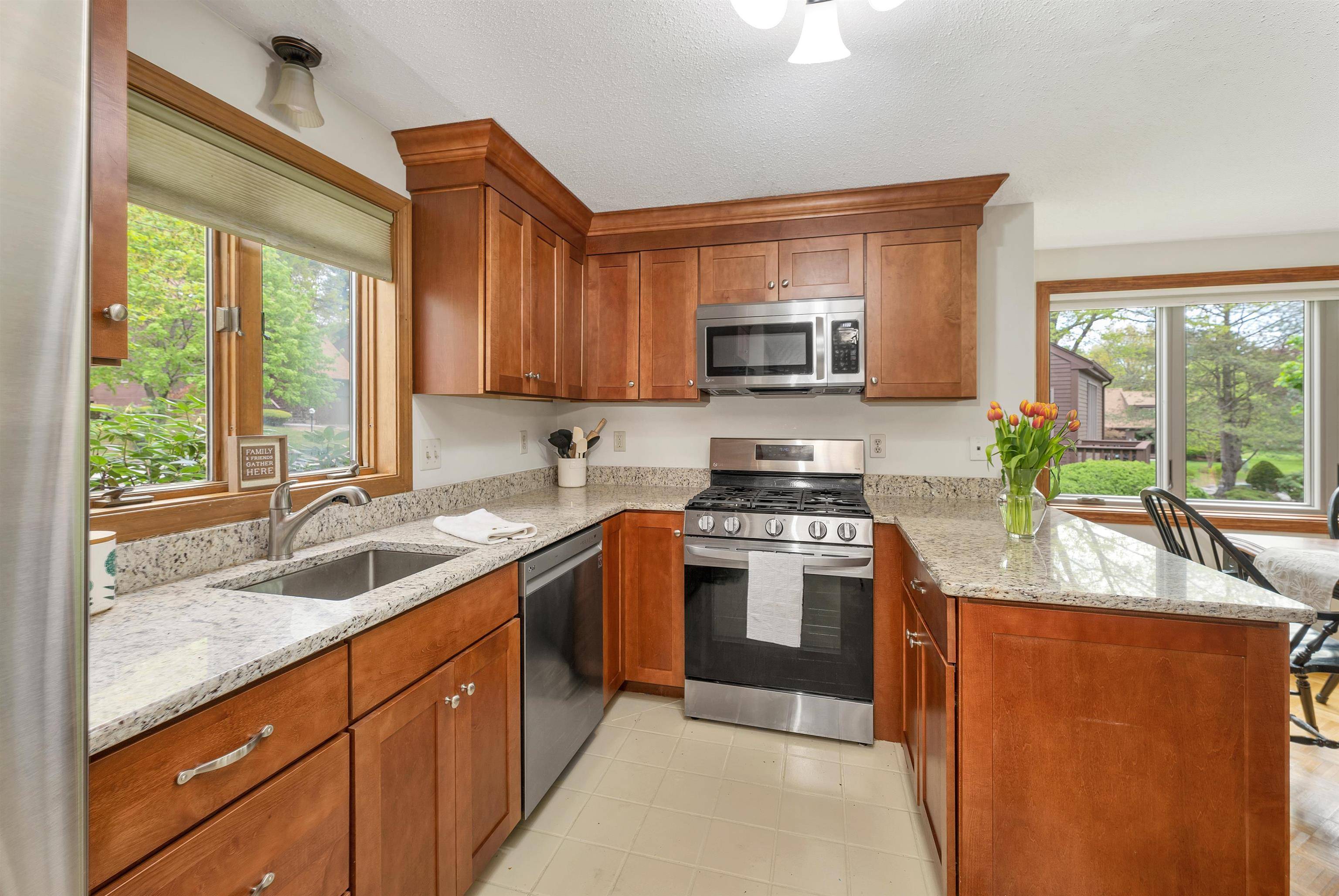 Nashua, NH 03063,16 Gloucester LN