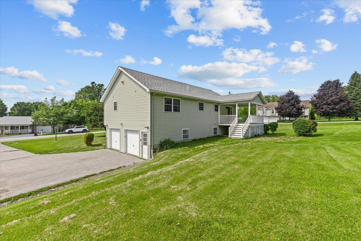 St. Albans Town, VT 05478,12 Tanglewood DR