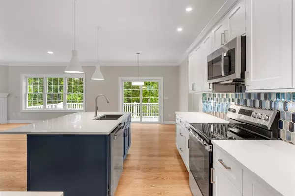 Hooksett, NH 03106,28 Auburn RD