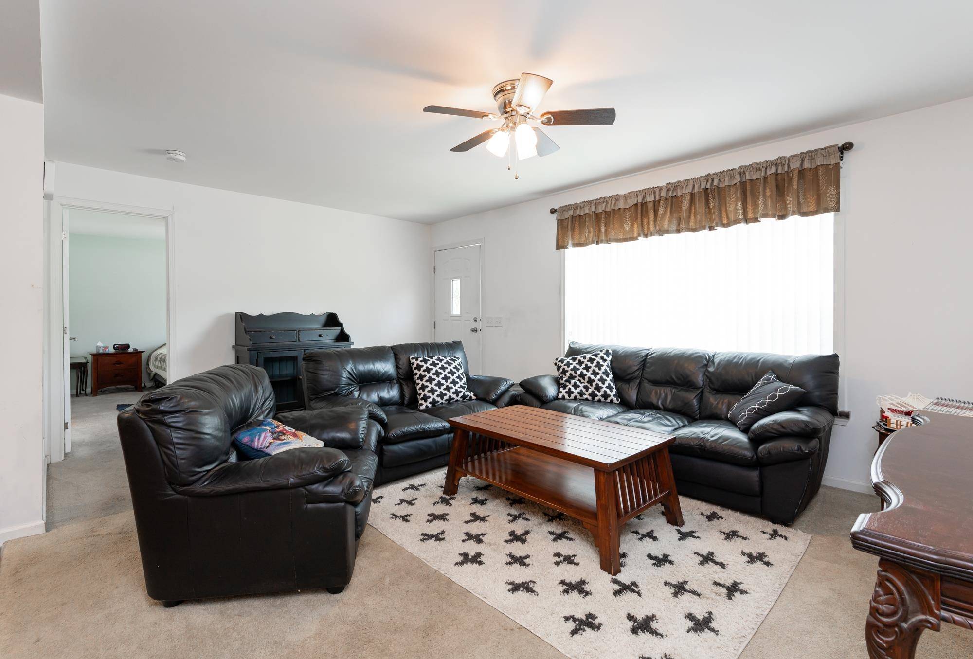 Nashua, NH 03062,2 Hawthorne LN