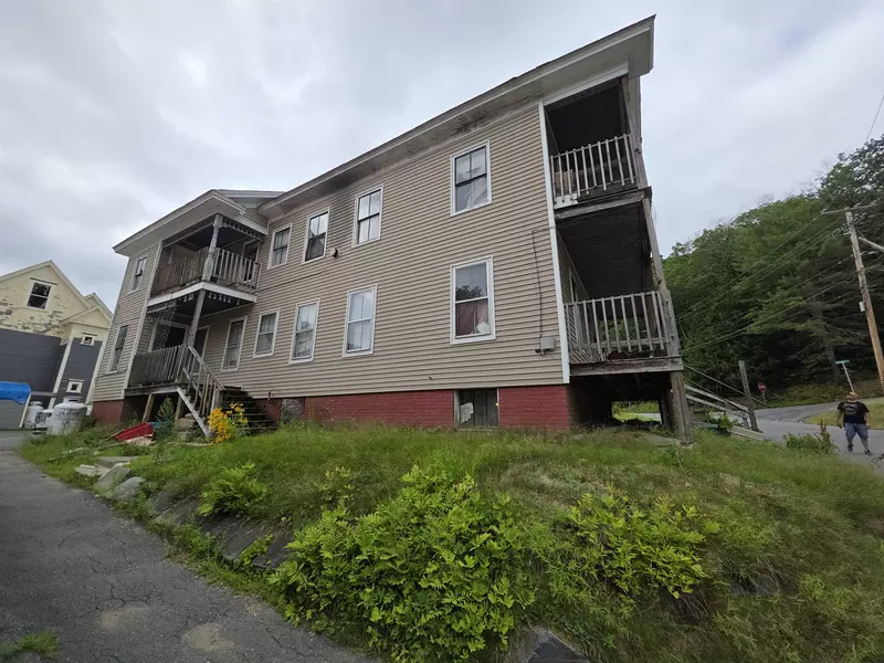 10 Taylor ST, Rockingham, VT 05101