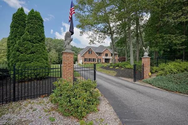 Atkinson, NH 03811,8 Meeting Rock DR