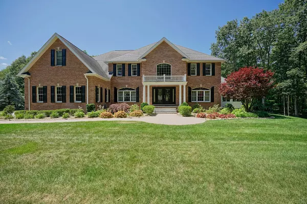 8 Meeting Rock DR, Atkinson, NH 03811