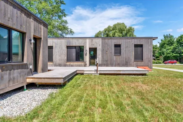 Shelburne, VT 05482,868 Falls RD