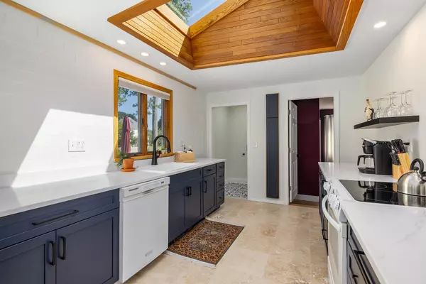 32 Hampshire RD, Portsmouth, NH 03801