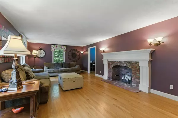 207 Oak Ridge Rd, Plaistow, NH 03865