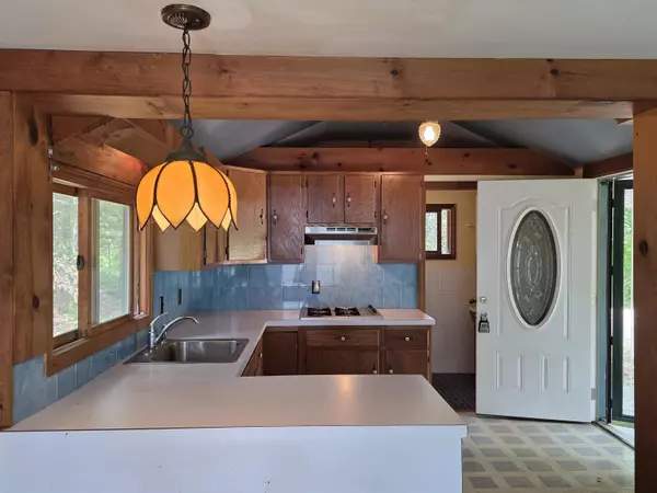 Middleton, NH 03887,27 Fox RD