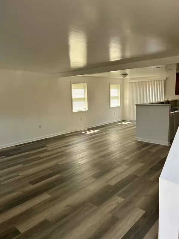 Derry, NH 03038,87 N High ST #B