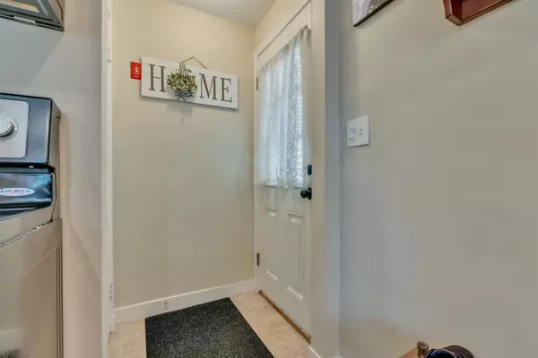 Portsmouth, NH 03801,77 Colonial DR