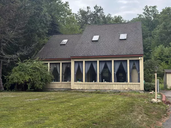 8 Grout Farm RD, Raymond, NH 03077
