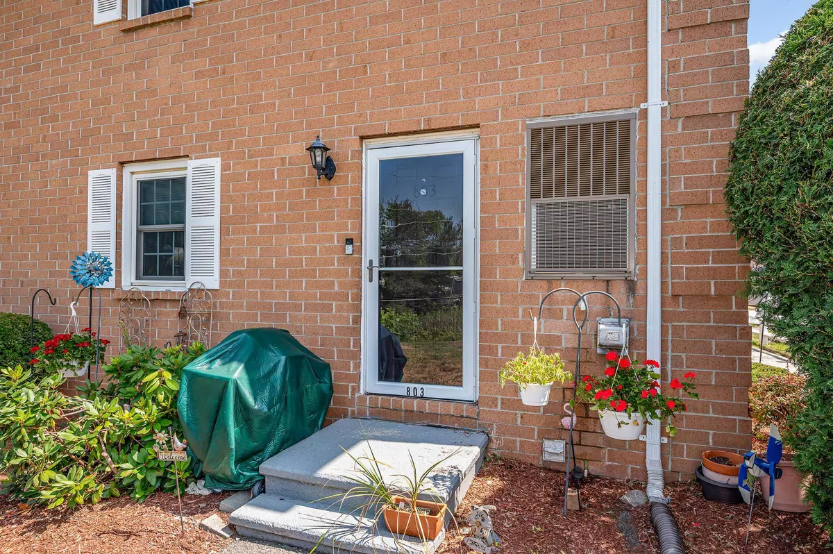 Hudson, NH 03051,803 Elmwood DR