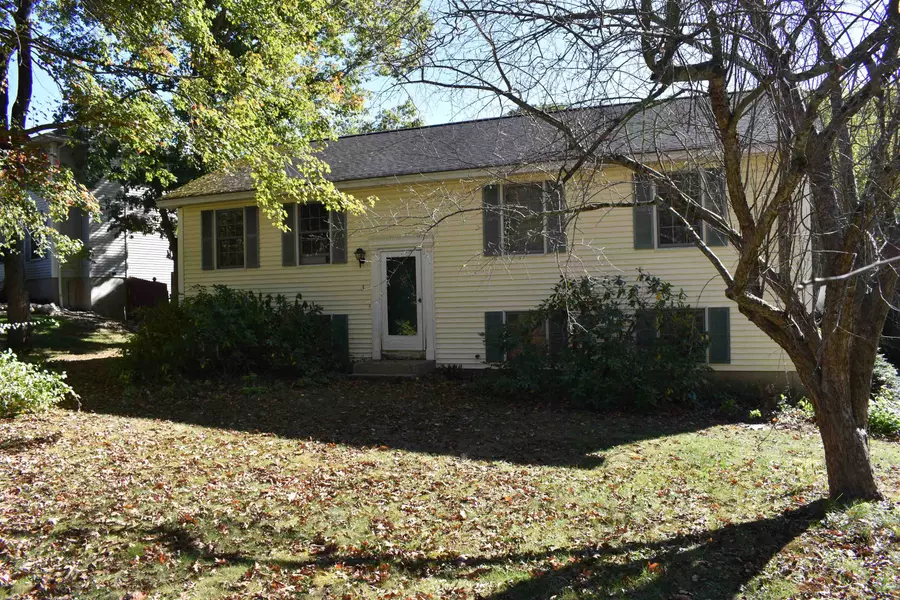 3 ANNA CIR, Derry, NH 03038