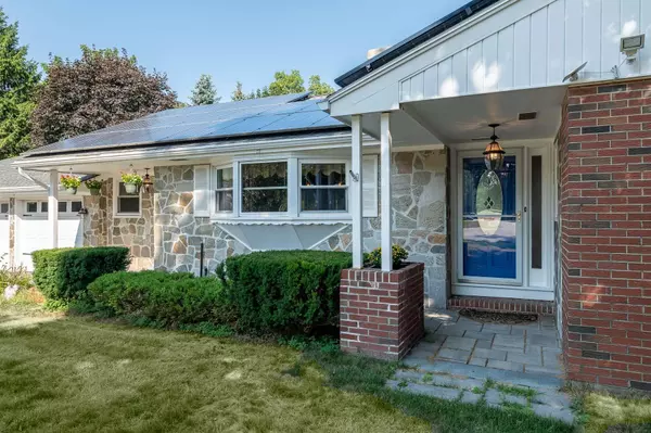 5 William CIR, Stratham, NH 03885