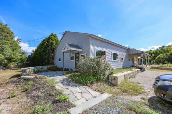 Henniker, NH 03242,822 Flanders RD