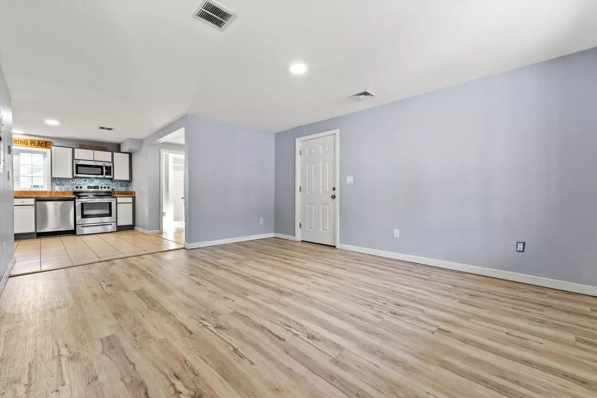 Manchester, NH 03103,33 W. Elmhurst AVE #B