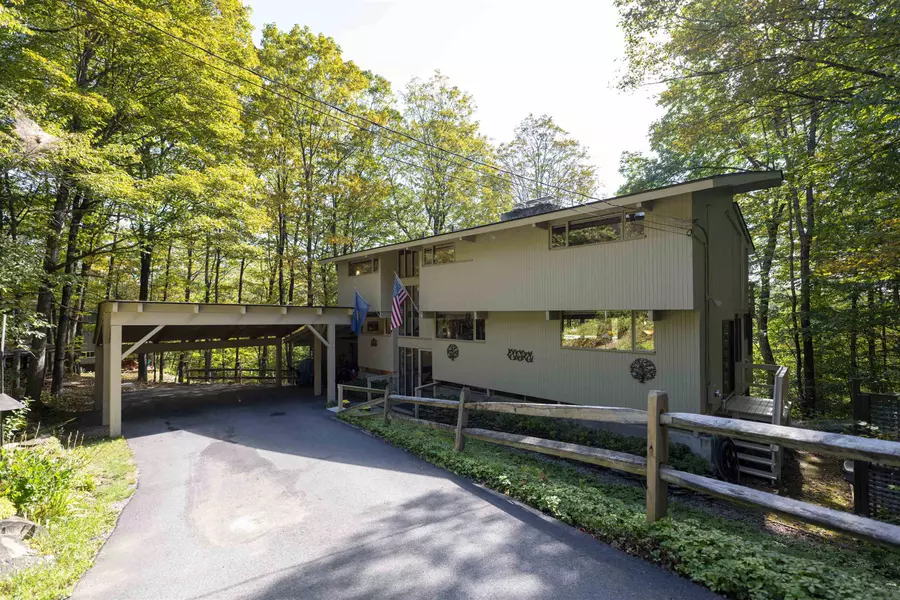 1877 Willard RD, Hartford, VT 05059