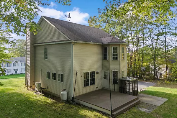 Hooksett, NH 03106,4 Forest Hills DR