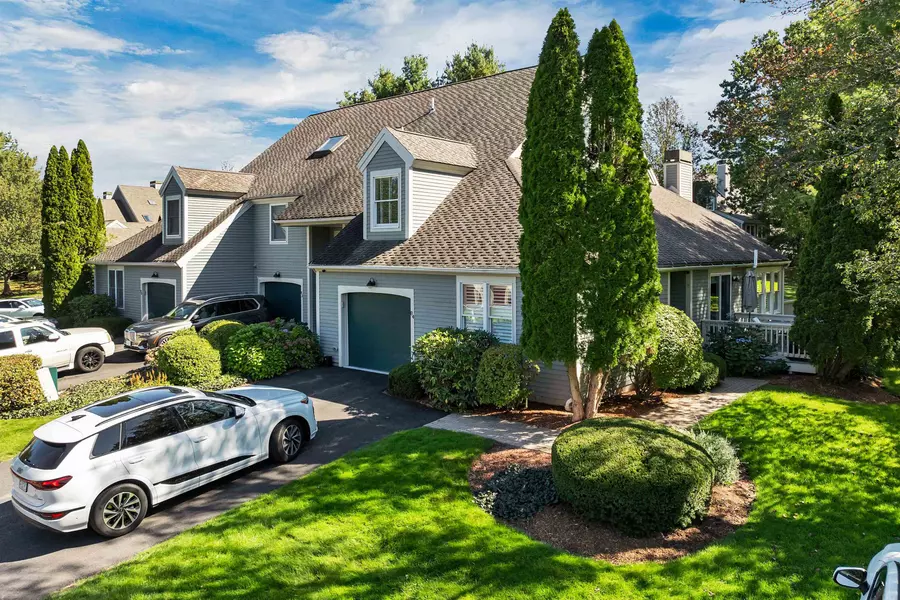 84 Hawthorne Village RD, Nashua, NH 03062