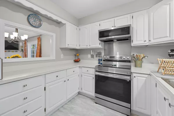 Lee, NH 03861,14 Swaan DR