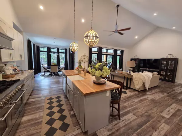 Conway, NH 03818,123 Oxbow LN