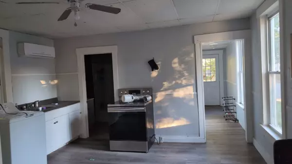 Laconia, NH 03246,33 Avery ST