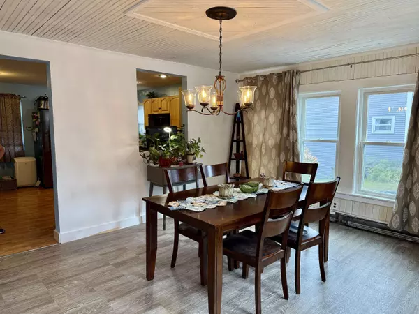 Laconia, NH 03246,84 Spring ST