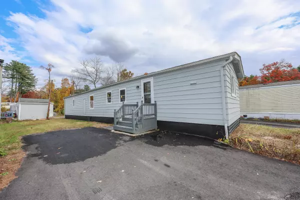 11 Bradford LN, Litchfield, NH 03052